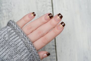 9 designs de manicure com espaço negativo, classificados do mais fácil ao mais difícil