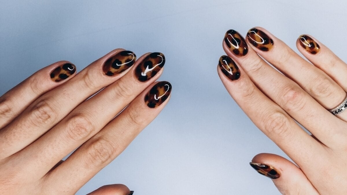 Uñas con diseño carey