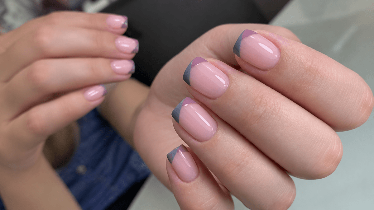 Manicura con uñas francesas angulares