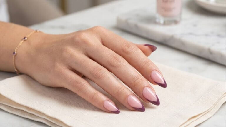 Manicura francesa en V