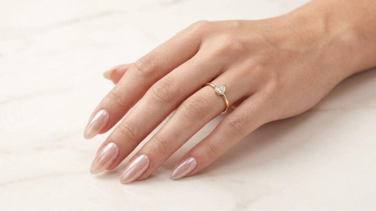 Adeus ao efeito cromado exagerado: o que são as “silk nails” e como fazê-las em casa