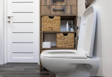Prateleiras acima do vaso sanitário e cestos: 7 ideias para ganhar espaço em um banheiro pequeno
