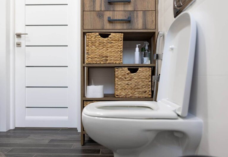 Prateleiras acima do vaso sanitário e cestos: 7 ideias para ganhar espaço em um banheiro pequeno
