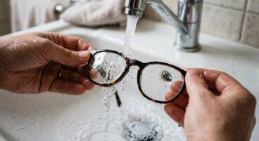 Como você limpa seus óculos? O método com água e sabão para deixá-los impecáveis sem riscar