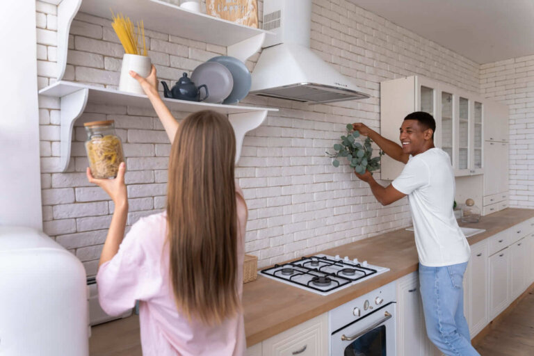 Luzes LED e puxadores pretos: 6 mudanças para renovar sua cozinha gastando pouco