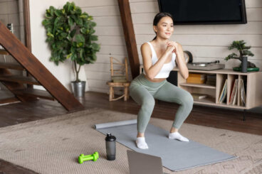 Combata a flacidez dos glúteos sem ir à academia: 6 exercícios com peso corporal para tonificar em casa